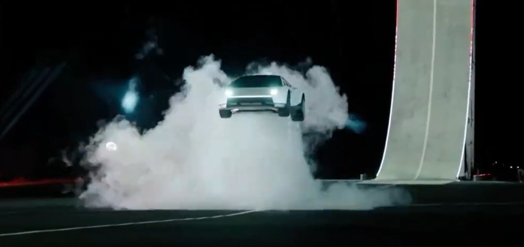 会飞的汽车!特斯拉Roadster跑车亮相 现场视频:空中旋转 像火箭一样降落